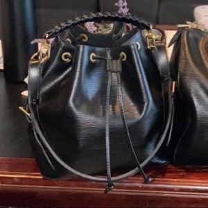 Authentic Luis Vuitton Black EPI Neo Noe